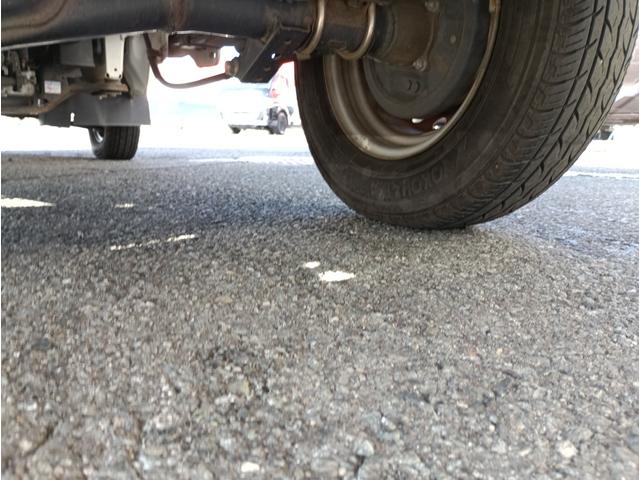 キャリイトラック ＫＣエアコン・パワステ★パートタイム４ＷＤ★オートマ車★　エアコン★パワステ★運転席＆助手席エアバック★三方開き★ライトレベライザー★アオリガード★純正ラジオ★純正バイザー★純正フロアマット★（62枚目）