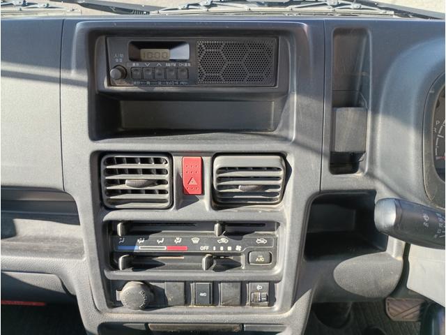 キャリイトラック ＫＣエアコン・パワステ★パートタイム４ＷＤ★オートマ車★　エアコン★パワステ★運転席＆助手席エアバック★三方開き★ライトレベライザー★アオリガード★純正ラジオ★純正バイザー★純正フロアマット★（63枚目）