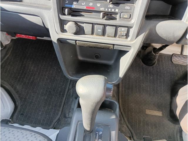 キャリイトラック ＫＣエアコン・パワステ★パートタイム４ＷＤ★オートマ車★　エアコン★パワステ★運転席＆助手席エアバック★三方開き★ライトレベライザー★アオリガード★純正ラジオ★純正バイザー★純正フロアマット★（64枚目）