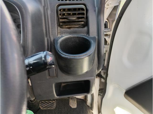 キャリイトラック ＫＣエアコン・パワステ★パートタイム４ＷＤ★オートマ車★　エアコン★パワステ★運転席＆助手席エアバック★三方開き★ライトレベライザー★アオリガード★純正ラジオ★純正バイザー★純正フロアマット★（70枚目）