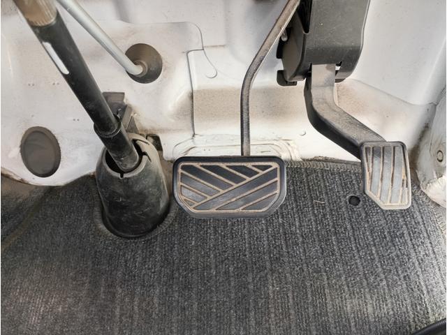 キャリイトラック ＫＣエアコン・パワステ★パートタイム４ＷＤ★オートマ車★　エアコン★パワステ★運転席＆助手席エアバック★三方開き★ライトレベライザー★アオリガード★純正ラジオ★純正バイザー★純正フロアマット★（73枚目）