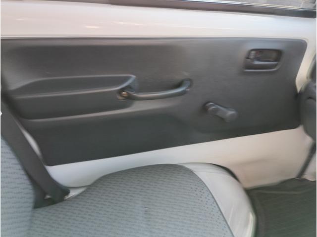 キャリイトラック ＫＣエアコン・パワステ★パートタイム４ＷＤ★オートマ車★　エアコン★パワステ★運転席＆助手席エアバック★三方開き★ライトレベライザー★アオリガード★純正ラジオ★純正バイザー★純正フロアマット★（74枚目）