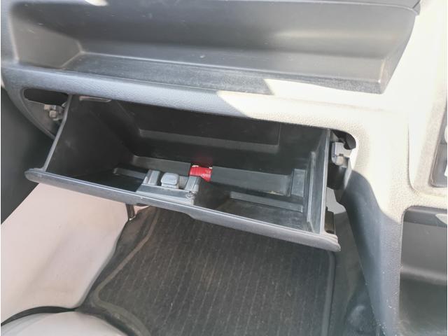 キャリイトラック ＫＣエアコン・パワステ★パートタイム４ＷＤ★オートマ車★　エアコン★パワステ★運転席＆助手席エアバック★三方開き★ライトレベライザー★アオリガード★純正ラジオ★純正バイザー★純正フロアマット★（75枚目）