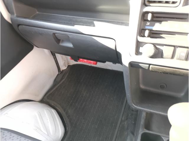 キャリイトラック ＫＣエアコン・パワステ★パートタイム４ＷＤ★オートマ車★　エアコン★パワステ★運転席＆助手席エアバック★三方開き★ライトレベライザー★アオリガード★純正ラジオ★純正バイザー★純正フロアマット★（76枚目）