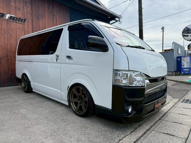 ハイエースバン スーパーGL ダークプライムII バッドフェイス/フルエアロ/ローダウン/18AW/LEDヘッドランプ/地デジSDナビ/Bカメラ/デジタルインナーミラー/スマートキー/リアスタビライザー/社外ショックアブソーバー/スモークフィルム(3枚目)