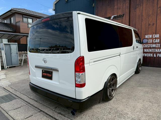 ハイエースバン スーパーGL ダークプライムII バッドフェイス/フルエアロ/ローダウン/18AW/LEDヘッドランプ/地デジSDナビ/Bカメラ/デジタルインナーミラー/スマートキー/リアスタビライザー/社外ショックアブソーバー/スモークフィルム(6枚目)