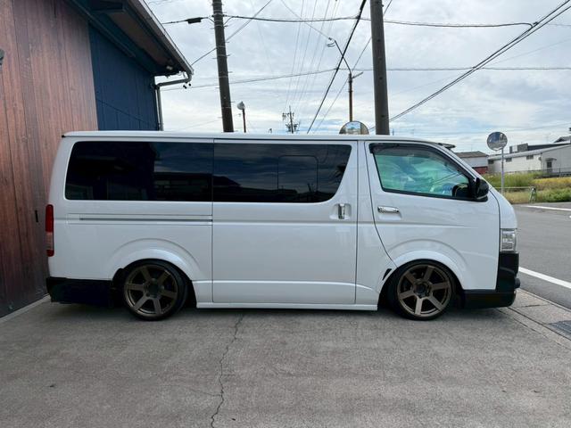 ハイエースバン スーパーGL ダークプライムII バッドフェイス/フルエアロ/ローダウン/18AW/LEDヘッドランプ/地デジSDナビ/Bカメラ/デジタルインナーミラー/スマートキー/リアスタビライザー/社外ショックアブソーバー/スモークフィルム(8枚目)