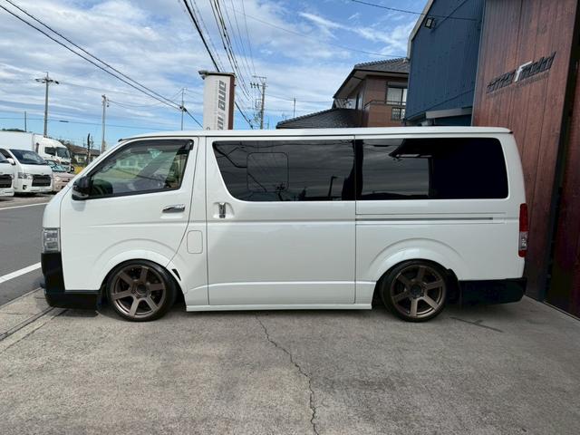 ハイエースバン スーパーGL ダークプライムII バッドフェイス/フルエアロ/ローダウン/18AW/LEDヘッドランプ/地デジSDナビ/Bカメラ/デジタルインナーミラー/スマートキー/リアスタビライザー/社外ショックアブソーバー/スモークフィルム(9枚目)