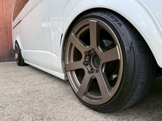 ハイエースバン スーパーGL ダークプライムII バッドフェイス/フルエアロ/ローダウン/18AW/LEDヘッドランプ/地デジSDナビ/Bカメラ/デジタルインナーミラー/スマートキー/リアスタビライザー/社外ショックアブソーバー/スモークフィルム(24枚目)