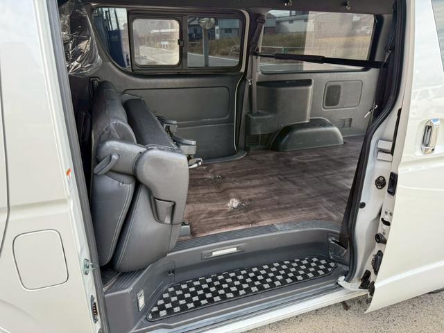 ハイエースバン スーパーGL ダークプライムII バッドフェイス/フルエアロ/ローダウン/18AW/LEDヘッドランプ/地デジSDナビ/Bカメラ/デジタルインナーミラー/スマートキー/リアスタビライザー/社外ショックアブソーバー/スモークフィルム(50枚目)