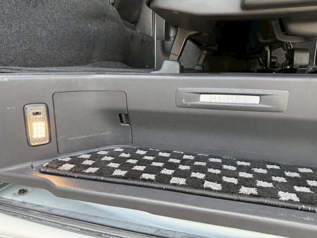 ハイエースバン スーパーGL ダークプライムII バッドフェイス/フルエアロ/ローダウン/18AW/LEDヘッドランプ/地デジSDナビ/Bカメラ/デジタルインナーミラー/スマートキー/リアスタビライザー/社外ショックアブソーバー/スモークフィルム(51枚目)