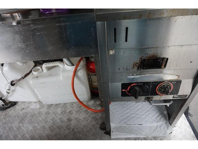 ＮＶ３５０キャラバンバン スーパーロングＤＸ　キッチンカー　冷蔵庫　ガスフライヤー　換気扇　マックスファン　電動サイドオーニング　サブバッテリー　走行充電　１００Ｖ１０００Ｗインバーター　ＬＥＤ照明　シンク　外部充電システム（28枚目）