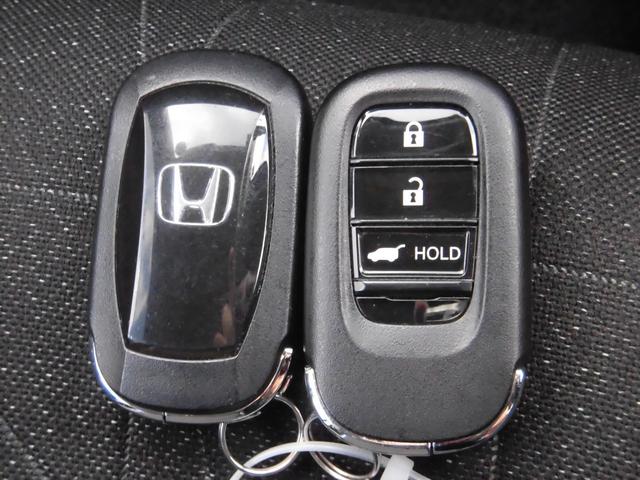 ヴェゼル ｅ：ＨＥＶＺ　純正９インチコネクトディスプレイ　ＥＴＣ　シートヒーター　サイドカーテンエアバッグ　Ｂｌｕｅｔｏｏｔｈオーディオ　リアカメラ　衝突回避支援ブレーキ機能　スマキ　Ｐトランク　フルオートエアコン　Ｄレコ（8枚目）