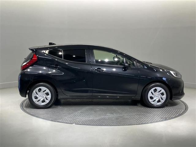 アクア Ｘ　踏み間違い防止　イモビ　ナビ＆ＴＶ　フルセグ　ＬＥＤヘッドライト　スマートキー　横滑り防止機能　キーレスエントリー　オートクルーズ　オートエアコン　元試乗車　ＥＴＣ　カーテンエアバッグ　ＡＢＳ（3枚目）