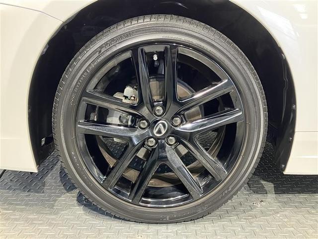 スポーティな印象を与える純正ホイールです。どこまでも走っていきたくなるようなデザインですね♪