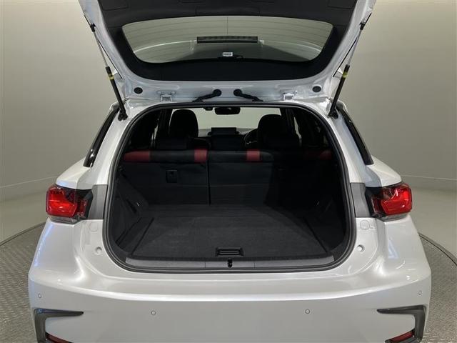 荷室も日常のお買い物には困らない広さが確保されております　後席を分割で倒すこともできますよ