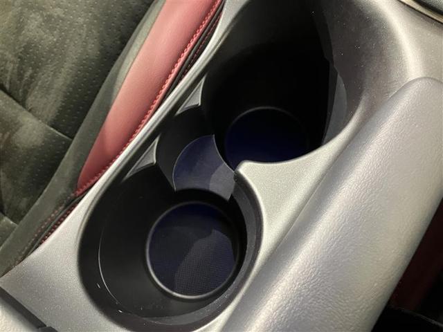 ドリンクホルダーになります。助手席の方と仲良くお使い下さい♪