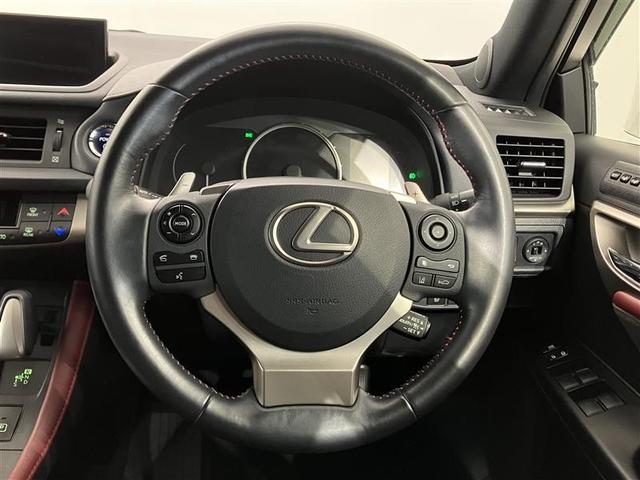 ステアリングホイール＆シフトノブは手にぴったりフィットする革巻きの本格仕様です♪