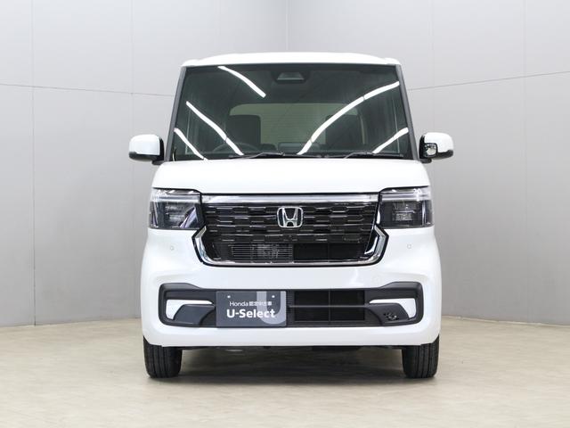Ｎ－ＢＯＸカスタム ターボ　届出済未使用車　電動スライド　電子パーキング　渋滞追従クルコン　衝突軽減　誤発進抑制　革ハンドル　ハーフレザー　前席シートヒーター　シートバックテーブル　ロールサンシェード　パドルシフト　純正１５ＡＷ（17枚目）
