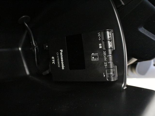 ステップワゴンスパーダ Ｚ　８型ナビ　後席モニター　両側パワスラ　フルセグＴＶ　Ｂｌｕｅｔｏｏｔｈ　ＤＶＤ／ＣＤ　スマートキー　本革巻ステアリング　ディスチャージヘッド　アクティブコーナリングライト　パドルシフト　ＥＴＣ　禁煙車（9枚目）