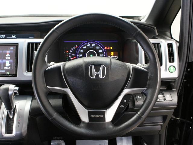 ステップワゴンスパーダ Ｚ　８型ナビ　後席モニター　両側パワスラ　フルセグＴＶ　Ｂｌｕｅｔｏｏｔｈ　ＤＶＤ／ＣＤ　スマートキー　本革巻ステアリング　ディスチャージヘッド　アクティブコーナリングライト　パドルシフト　ＥＴＣ　禁煙車（12枚目）