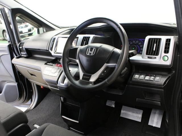 ステップワゴンスパーダ Ｚ　８型ナビ　後席モニター　両側パワスラ　フルセグＴＶ　Ｂｌｕｅｔｏｏｔｈ　ＤＶＤ／ＣＤ　スマートキー　本革巻ステアリング　ディスチャージヘッド　アクティブコーナリングライト　パドルシフト　ＥＴＣ　禁煙車（13枚目）