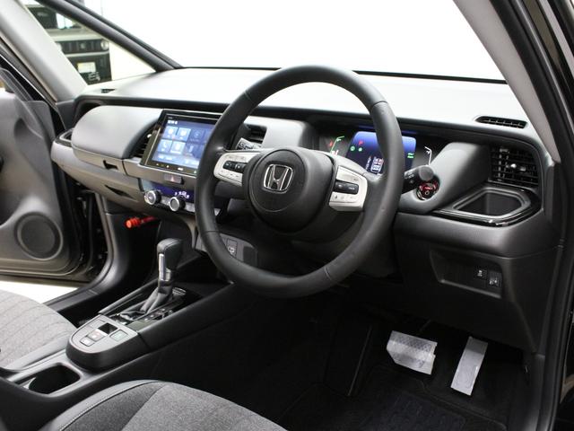 フィット ｅ：ＨＥＶホーム　８型ディスプレイオーディオ　ドラレコ前後　ＬＥＤヘッド　ハーフレザーシート　電子パーキング　衝突軽減　誤発進抑制　レーダークルーズ　本革ステアリング　サイドカーテンエアバック　禁煙車　ワンオーナー（13枚目）