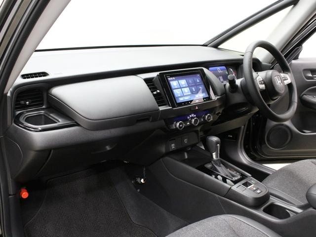 フィット ｅ：ＨＥＶホーム　８型ディスプレイオーディオ　ドラレコ前後　ＬＥＤヘッド　ハーフレザーシート　電子パーキング　衝突軽減　誤発進抑制　レーダークルーズ　本革ステアリング　サイドカーテンエアバック　禁煙車　ワンオーナー（14枚目）