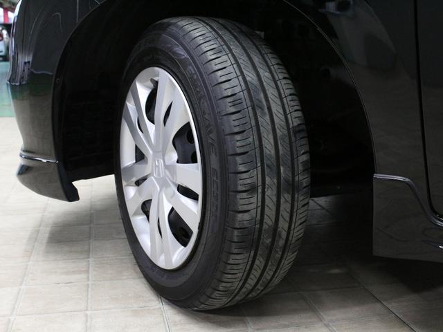 フィット ｅ：ＨＥＶホーム　８型ディスプレイオーディオ　ドラレコ前後　ＬＥＤヘッド　ハーフレザーシート　電子パーキング　衝突軽減　誤発進抑制　レーダークルーズ　本革ステアリング　サイドカーテンエアバック　禁煙車　ワンオーナー（32枚目）