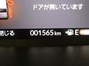 ベースグレード　弊社試乗車　８型ディスプレイオーディオ　両側パワスラ　パーキングセンサー　レーダークルーズ　衝突軽減　誤発進抑制　シートヒータ　急速充電ＵＳＢ　ＬＥＤヘッド　ロールサンシェード　シートバックテーブル（58枚目）