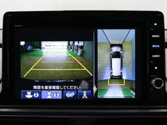 【マルチビューカメラシステム】カメラで映した周囲の映像をナビゲーション画面に表示し、ドライバーの死角を減らし運転負荷を軽減する機能です。映像は、車両の前後と左右のドアミラーに搭載した計４台で映します。 7