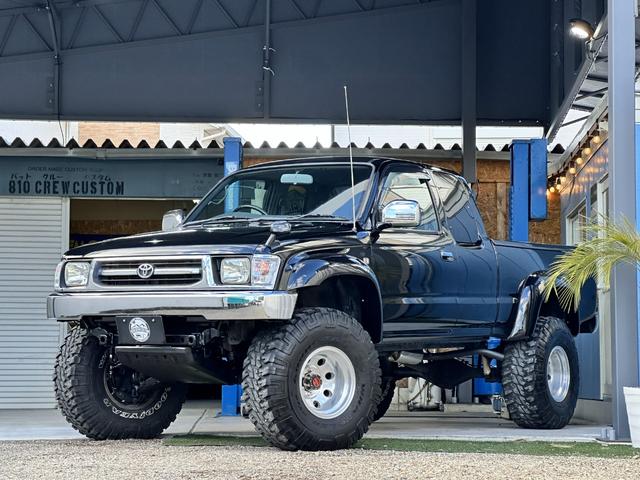 ハイラックススポーツピック エクストラキャブ　ワイド　ディーゼル　５速ＭＴ　サイド出しワンオフマフラー　リフトアップ　トノカバー　社外オーバーフェンダー　革調シートカバー　Ｔベル交換済　ＲＡＹＢＲＩＧ製クリスタルヘッドライト　カロッツェリアオーディオ（4枚目）