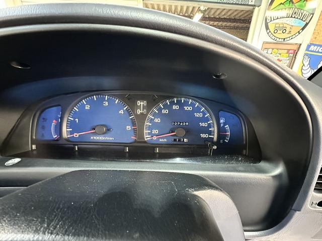 ハイラックススポーツピック エクストラキャブ　ワイド　ディーゼル　５速ＭＴ　サイド出しワンオフマフラー　リフトアップ　トノカバー　社外オーバーフェンダー　革調シートカバー　Ｔベル交換済　ＲＡＹＢＲＩＧ製クリスタルヘッドライト　カロッツェリアオーディオ（27枚目）