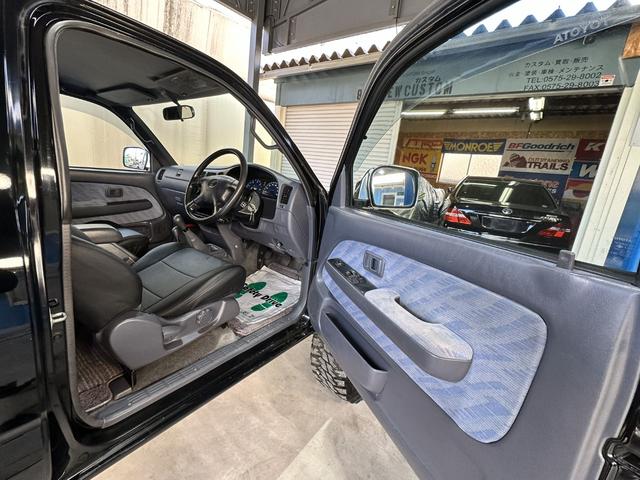 ハイラックススポーツピック エクストラキャブ　ワイド　ディーゼル　５速ＭＴ　サイド出しワンオフマフラー　リフトアップ　トノカバー　社外オーバーフェンダー　革調シートカバー　Ｔベル交換済　ＲＡＹＢＲＩＧ製クリスタルヘッドライト　カロッツェリアオーディオ（28枚目）