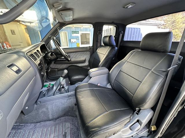 ハイラックススポーツピック エクストラキャブ　ワイド　ディーゼル　５速ＭＴ　サイド出しワンオフマフラー　リフトアップ　トノカバー　社外オーバーフェンダー　革調シートカバー　Ｔベル交換済　ＲＡＹＢＲＩＧ製クリスタルヘッドライト　カロッツェリアオーディオ（33枚目）