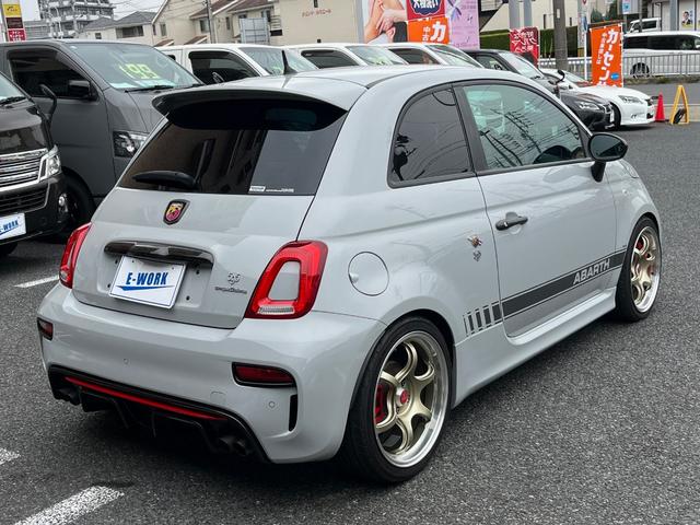 アバルト595 コンペティツィオーネ 社外ナビ フルセグTV バックカメラ ETC サベルトシート Bキャリパー レコモン 社外17AW 専用カーボンステアリング&エクステリア コニ製サス パドルシフト タイベル交換済 6ヶ月保証付き(10枚目)