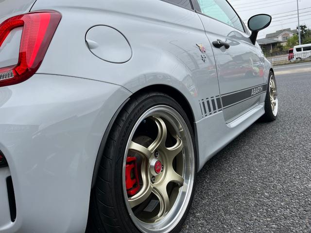 アバルト595 コンペティツィオーネ 社外ナビ フルセグTV バックカメラ ETC サベルトシート Bキャリパー レコモン 社外17AW 専用カーボンステアリング&エクステリア コニ製サス パドルシフト タイベル交換済 6ヶ月保証付き(31枚目)