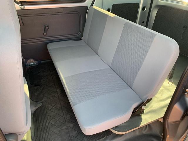 ハイゼットカーゴ 　／キーレスエントリー／サウンド（カセット＆ＭＤ）ＡＭ／ＦＭラジオ／ＵＶカットガラス　プライバシーガラス／マニュアル　エアコン／フルフラットシート／運転席　助手席エアバック（25枚目）