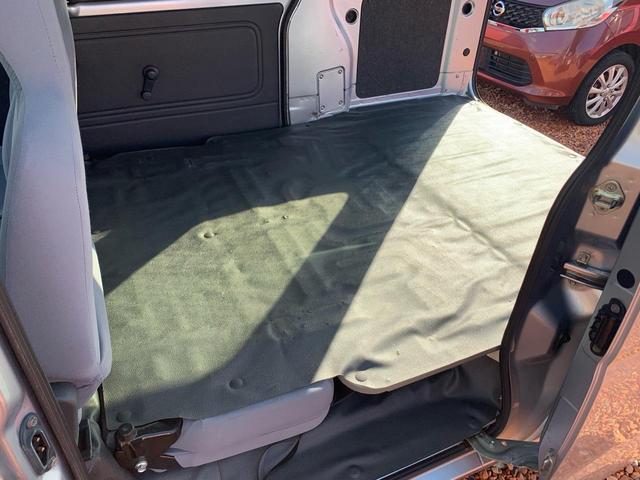 ハイゼットカーゴ 　／キーレスエントリー／サウンド（カセット＆ＭＤ）ＡＭ／ＦＭラジオ／ＵＶカットガラス　プライバシーガラス／マニュアル　エアコン／フルフラットシート／運転席　助手席エアバック（29枚目）