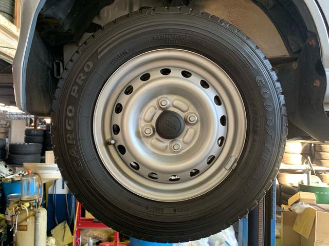 ハイゼットカーゴ 　／キーレスエントリー／サウンド（カセット＆ＭＤ）ＡＭ／ＦＭラジオ／ＵＶカットガラス　プライバシーガラス／マニュアル　エアコン／フルフラットシート／運転席　助手席エアバック（72枚目）