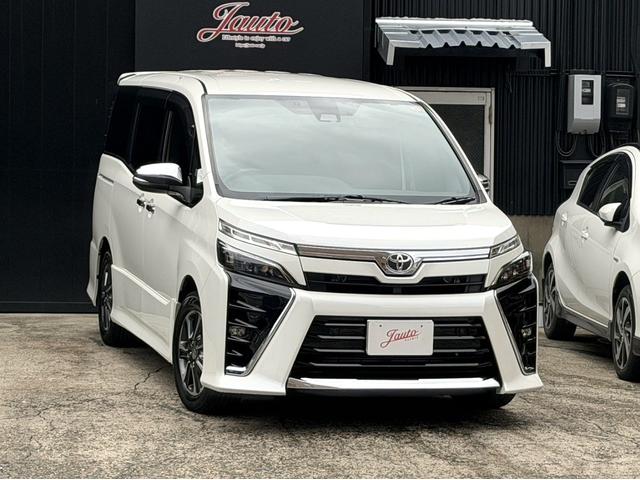 ヴォクシー ZS 煌III メーカー10インチナビ バックカメラ 地デジTV 純正後席12.1インチフリップダウンモニター 黒革ハーフレザーシート 両側パワスラ オートハイビーム リアAC クルーズC スマートキー(3枚目)