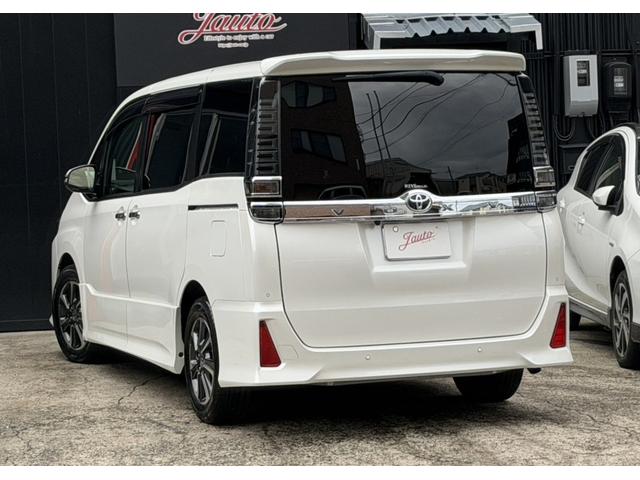 ヴォクシー ZS 煌III メーカー10インチナビ バックカメラ 地デジTV 純正後席12.1インチフリップダウンモニター 黒革ハーフレザーシート 両側パワスラ オートハイビーム リアAC クルーズC スマートキー(4枚目)