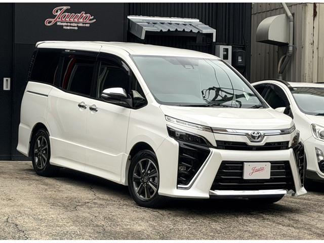 ヴォクシー ZS 煌III メーカー10インチナビ バックカメラ 地デジTV 純正後席12.1インチフリップダウンモニター 黒革ハーフレザーシート 両側パワスラ オートハイビーム リアAC クルーズC スマートキー(5枚目)