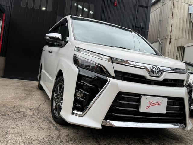 ヴォクシー ZS 煌III メーカー10インチナビ バックカメラ 地デジTV 純正後席12.1インチフリップダウンモニター 黒革ハーフレザーシート 両側パワスラ オートハイビーム リアAC クルーズC スマートキー(7枚目)