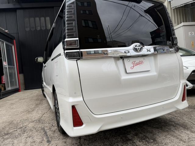 ヴォクシー ZS 煌III メーカー10インチナビ バックカメラ 地デジTV 純正後席12.1インチフリップダウンモニター 黒革ハーフレザーシート 両側パワスラ オートハイビーム リアAC クルーズC スマートキー(8枚目)