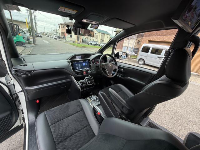 ヴォクシー ZS 煌III メーカー10インチナビ バックカメラ 地デジTV 純正後席12.1インチフリップダウンモニター 黒革ハーフレザーシート 両側パワスラ オートハイビーム リアAC クルーズC スマートキー(17枚目)