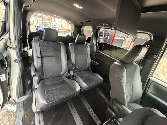 ヴォクシー ZS 煌III メーカー10インチナビ バックカメラ 地デジTV 純正後席12.1インチフリップダウンモニター 黒革ハーフレザーシート 両側パワスラ オートハイビーム リアAC クルーズC スマートキー(18枚目)