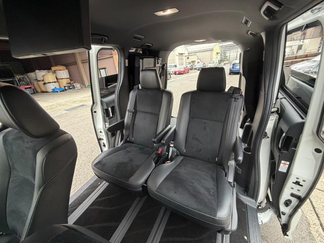 ヴォクシー ZS 煌III メーカー10インチナビ バックカメラ 地デジTV 純正後席12.1インチフリップダウンモニター 黒革ハーフレザーシート 両側パワスラ オートハイビーム リアAC クルーズC スマートキー(19枚目)