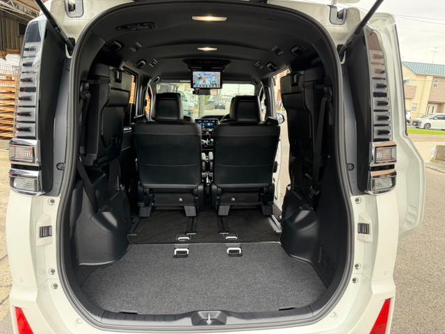 ヴォクシー ZS 煌III メーカー10インチナビ バックカメラ 地デジTV 純正後席12.1インチフリップダウンモニター 黒革ハーフレザーシート 両側パワスラ オートハイビーム リアAC クルーズC スマートキー(21枚目)