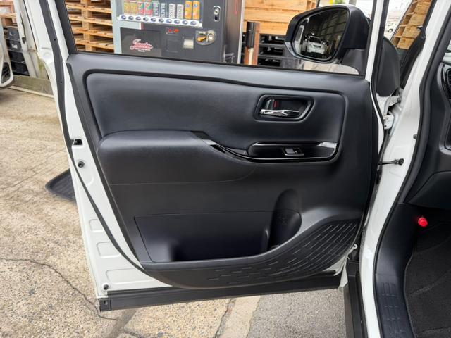 ヴォクシー ZS 煌III メーカー10インチナビ バックカメラ 地デジTV 純正後席12.1インチフリップダウンモニター 黒革ハーフレザーシート 両側パワスラ オートハイビーム リアAC クルーズC スマートキー(22枚目)